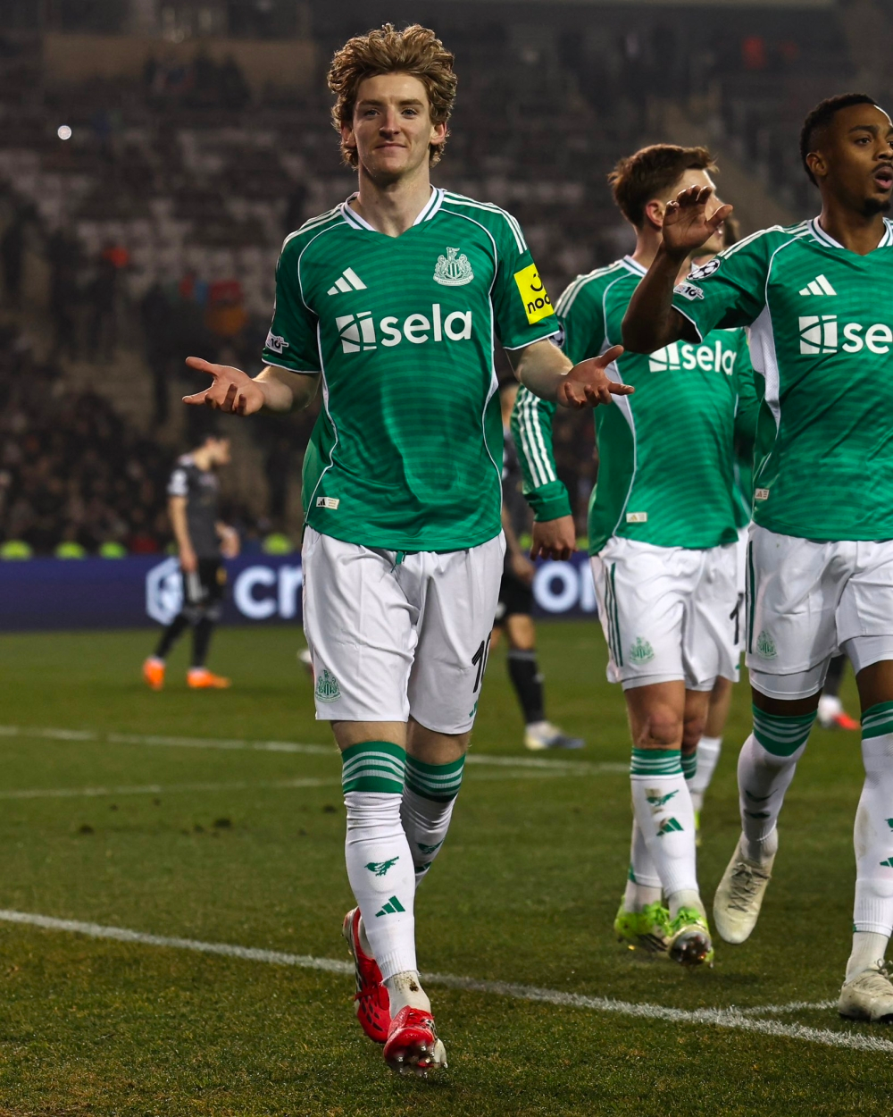 نيوكاسل يسحق كاراباخ بسداسية ويقترب من ربع نهائي الأبطال