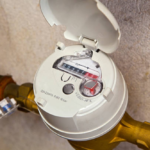 خفض فواتير المياه: دليلك لفحص التسربات المنزلية بالسعودية