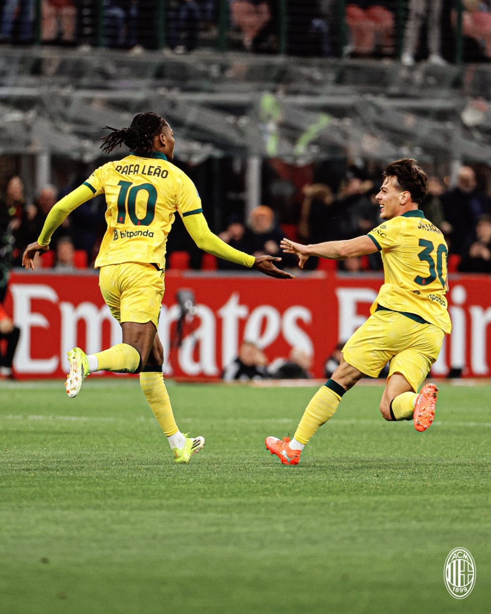 ميلان يتعثر بالتعادل مع كومو وإنتر يقترب من حسم الدوري الإيطالي