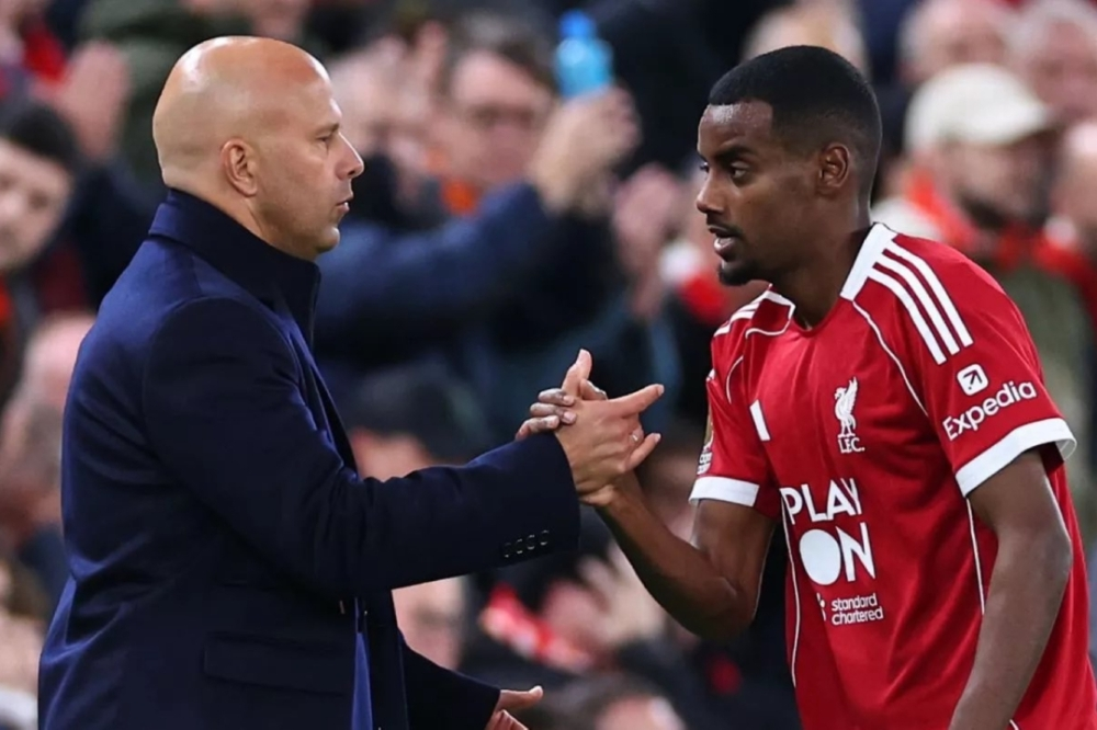 موعد عودة ألكسندر إيزاك لليفربول وتأثيره على سباق الدوري الإنجليزي