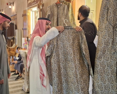 سوق القيصرية بالأحساء يحتفي بيوم التأسيس بالأزياء التراثية