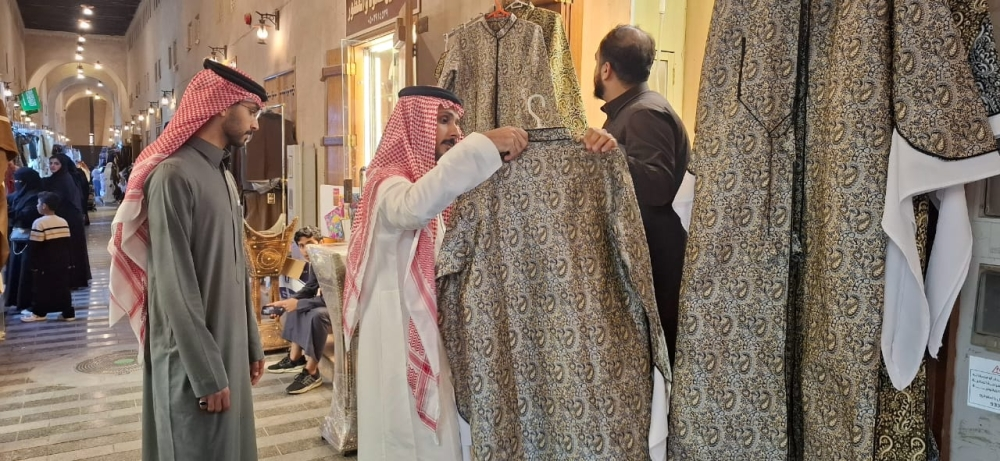 سوق القيصرية بالأحساء يحتفي بيوم التأسيس بالأزياء التراثية