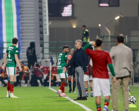 خالد الغنام يجسد الروح الرياضية بتحية لمدرب الفتح غوميز