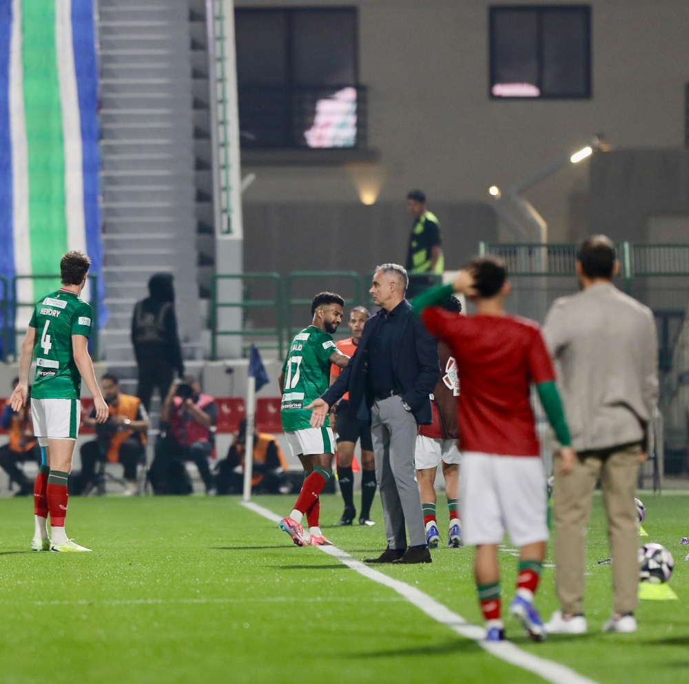 خالد الغنام يجسد الروح الرياضية بتحية لمدرب الفتح غوميز