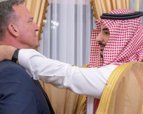 وزير الدفاع يقلد قائد القيادة المركزية الأمريكية وسام الملك عبد العزيز