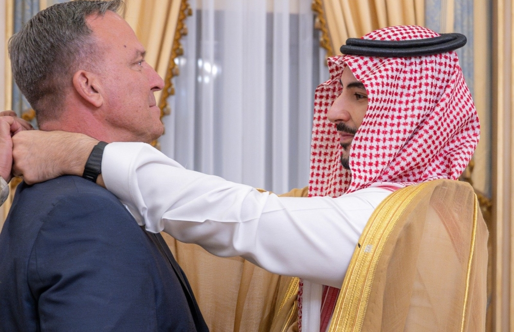 وزير الدفاع يقلد قائد القيادة المركزية الأمريكية وسام الملك عبد العزيز