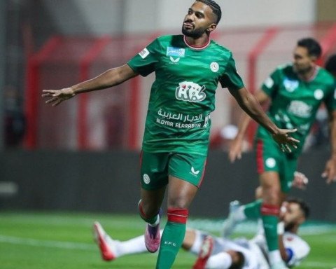 الغنام يشيد بالدوسري: منافسة تخدم المنتخب السعودي