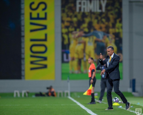 Shamouska angrily protests the refereeing of the Al-Taawon vs. Al-Fayha match in the Roshan League