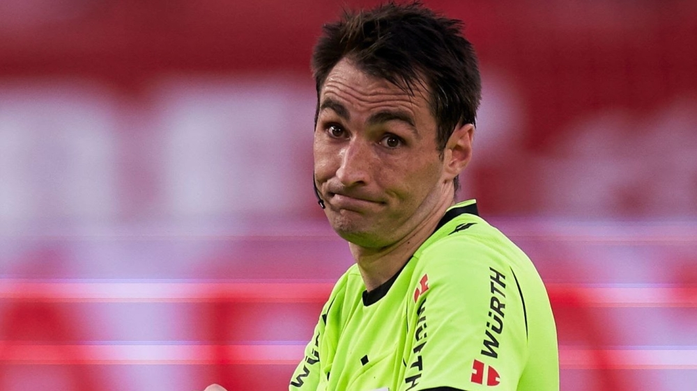 دي بورغوس حكماً لكلاسيكو الهلال والاتحاد في دوري روشن