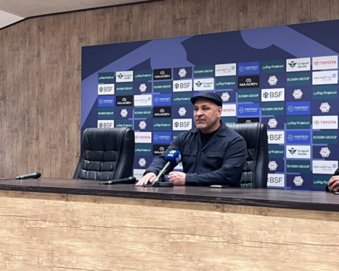 بن زكري يبدأ مهمة إنقاذ الشباب بفوز ويعد بالمنافسة على القمة