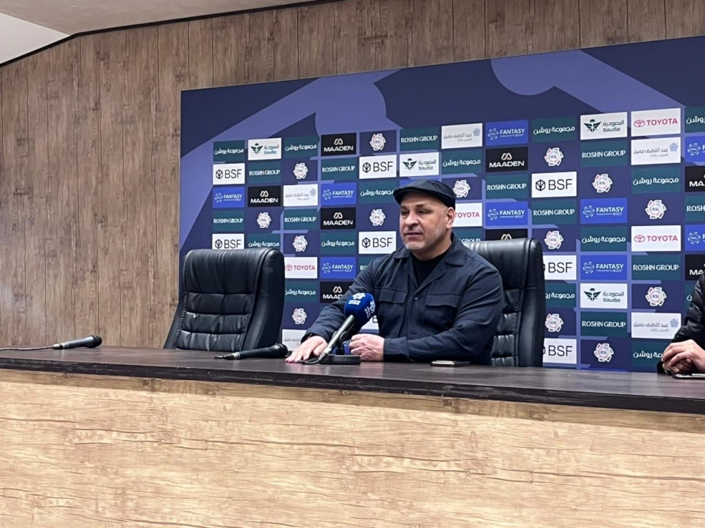 بن زكري يبدأ مهمة إنقاذ الشباب بفوز ويعد بالمنافسة على القمة