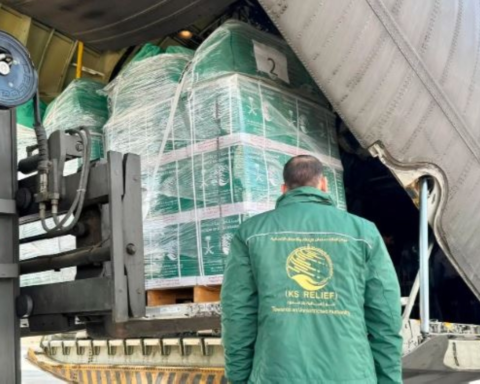 وصول الطائرة السعودية الـ81 لمساعدة الفلسطينيين في غزة