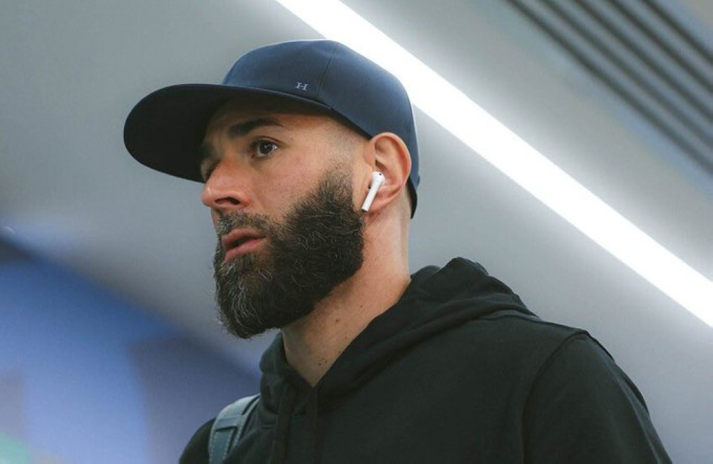 Benzema shakes hands with Al-Hilal players before the Clasico in the Roshan League