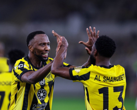 Hassan Kadash was the first player sent off in the Al-Ittihad vs. Al-Hilal derby in the Roshan League