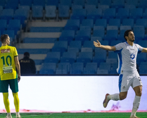 نيوم يهزم الخليج بهدف لاكازيت في مباراة مثيرة بدوري روشن