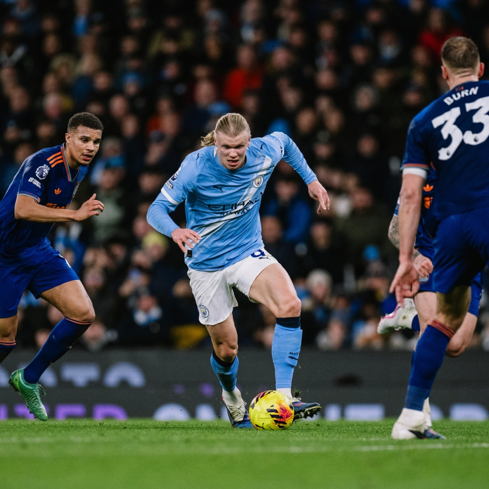 مانشستر سيتي يضيق الخناق على أرسنال بفوز على نيوكاسل