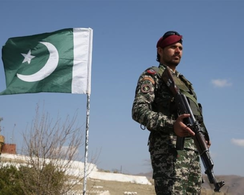 باكستان تقصف أهدافا بأفغانستان: تصعيد أمني على الحدود