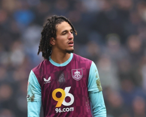 تشيلسي وبيرنلي يدينان العنصرية ضد فوفانا والمجبري