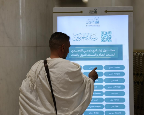 شاشات تفاعلية بـ 42 لغة في الحرمين لخدمة زوار رمضان