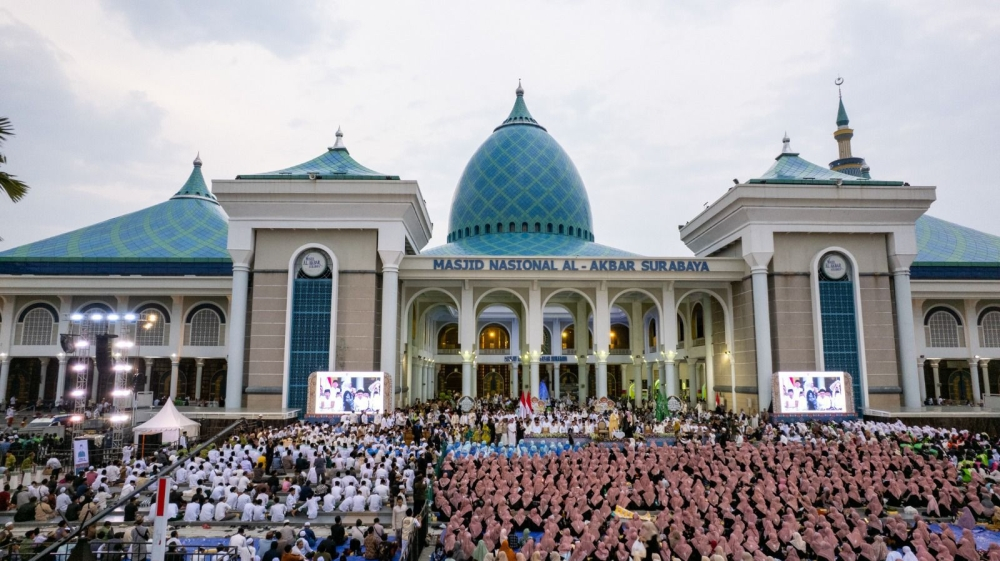 إفطار خادم الحرمين في إندونيسيا: 21 ألف صائم بالجامع الأكبر