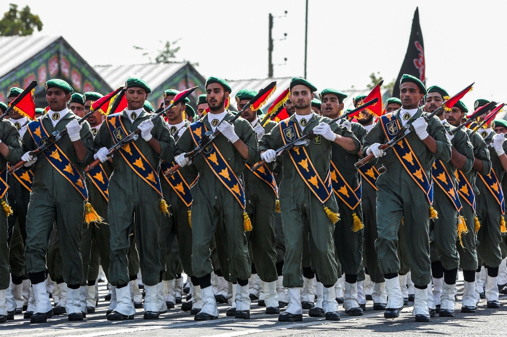 إيران تهدد بالرد على أي هجوم أمريكي وسط مفاوضات نووية