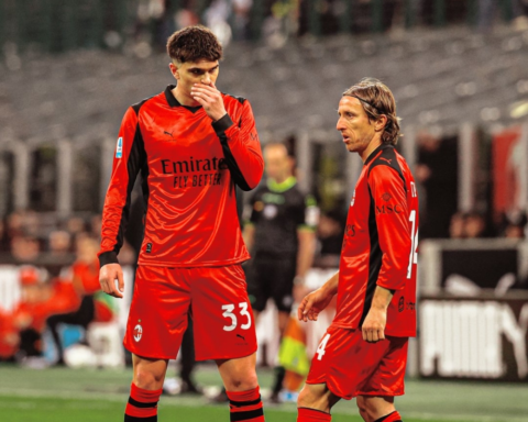 هزيمة ميلان أمام نابولي تعقد حلم الفوز بالدوري الإيطالي