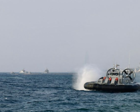 حرس الحدود يحتفي بيوم التأسيس بعروض برية وبحرية مبهرة