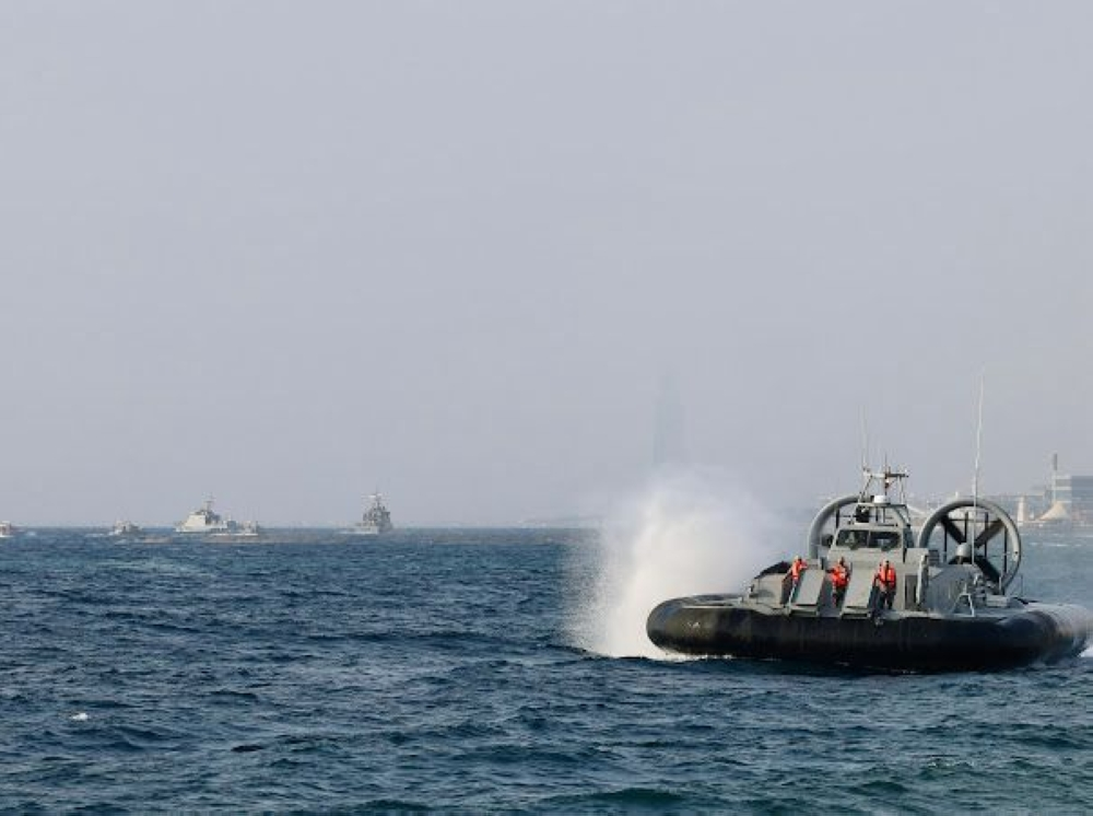 حرس الحدود يحتفي بيوم التأسيس بعروض برية وبحرية مبهرة