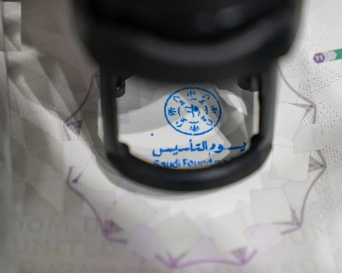السعودية تحتفي بيوم التأسيس بختم خاص في منافذها الدولية