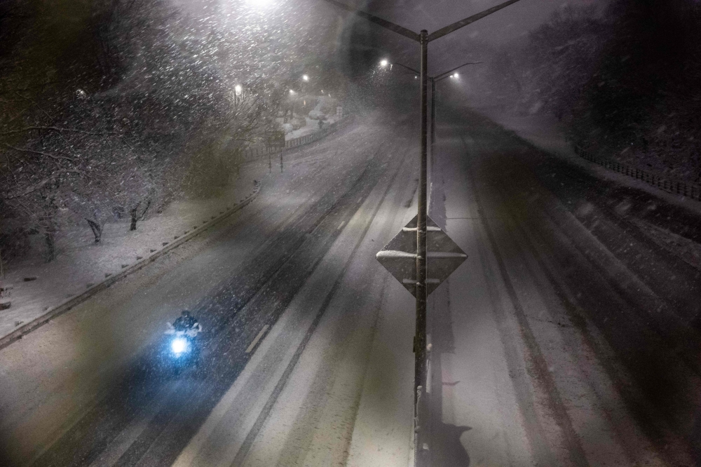 A historic snowstorm hits New York and completely paralyzes life