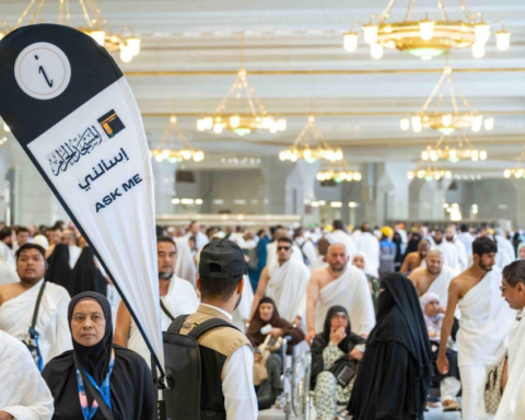 الترجمة الفورية بالمسجد الحرام: 360 مرشداً لخدمة ضيوف الرحمن