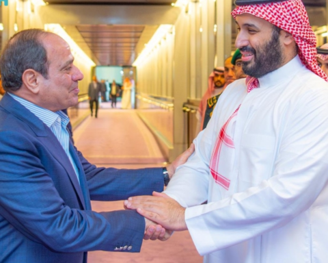 ولي العهد يودع السيسي بجدة: شراكة استراتيجية لمواجهة التحديات