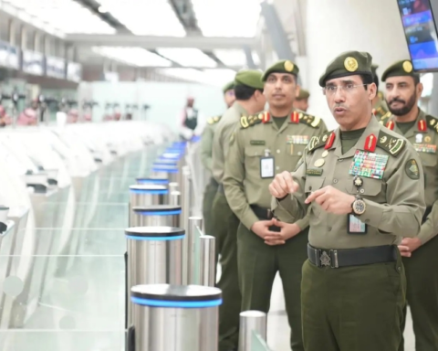 مدير الجوازات يتفقد استعدادات مطار جدة لموسم عمرة رمضان