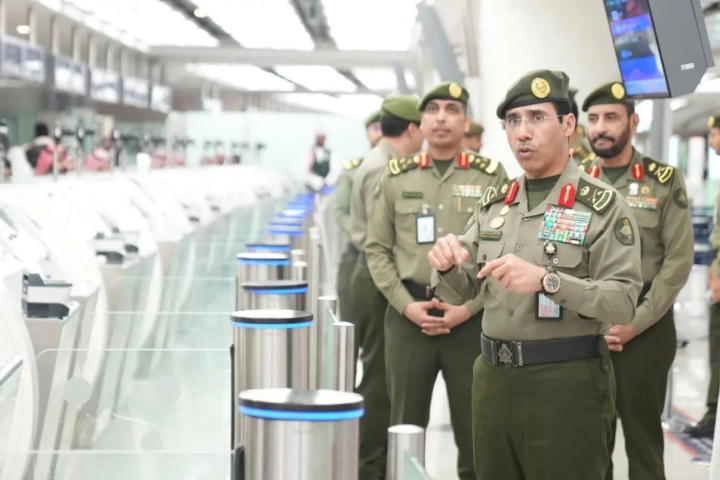 مدير الجوازات يتفقد استعدادات مطار جدة لموسم عمرة رمضان