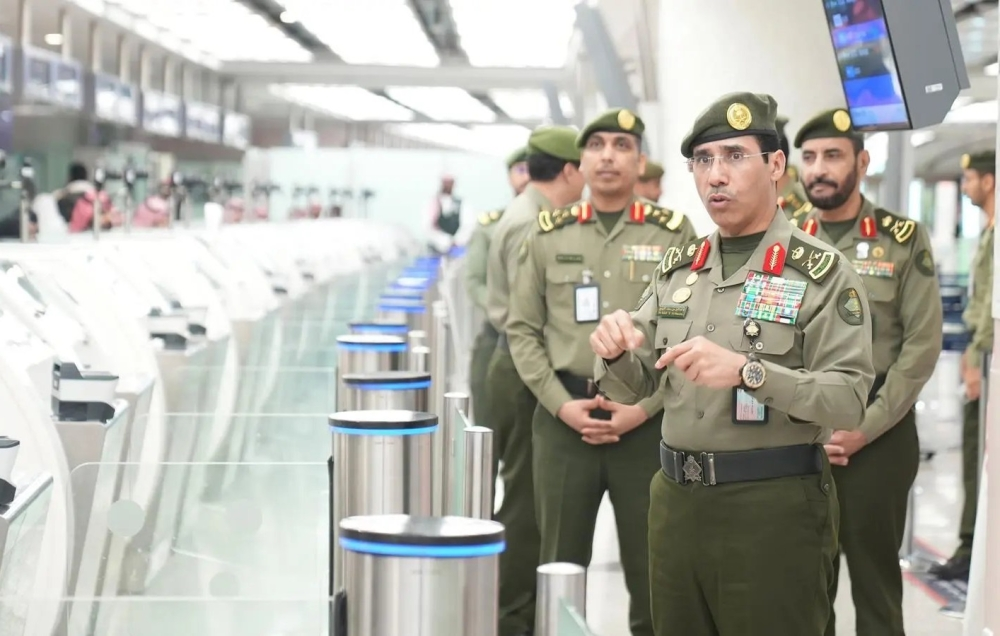 مدير الجوازات يتفقد استعدادات مطار جدة لموسم عمرة رمضان