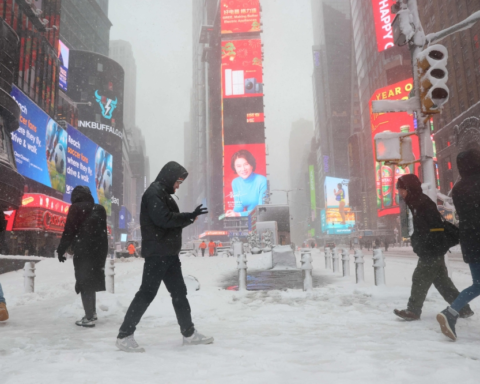 عاصفة ثلجية في أمريكا: إلغاء آلاف الرحلات الجوية