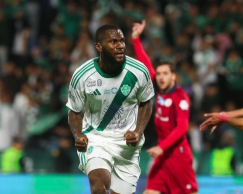 الأهلي يتصدر دوري روشن مؤقتاً بعد فوزه الصعب على ضمك 1-0