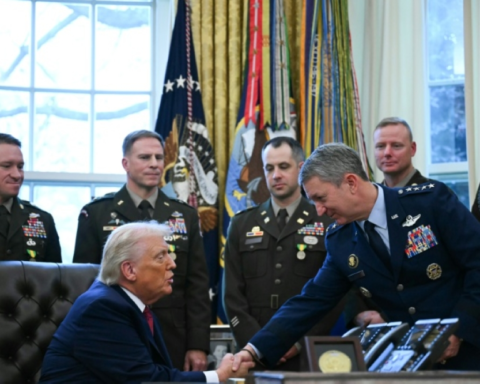 ترامب وإيران: نفي للتحذيرات وتأكيد على التفوق العسكري