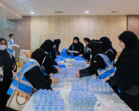 مبادرة كالغيث: جامعة أم القرى توزع 900 وجبة إفطار بمكة