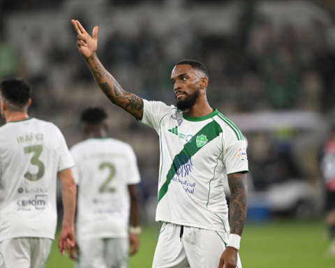 إيفان توني مهدد بالغياب عن ديربي الأهلي والاتحاد