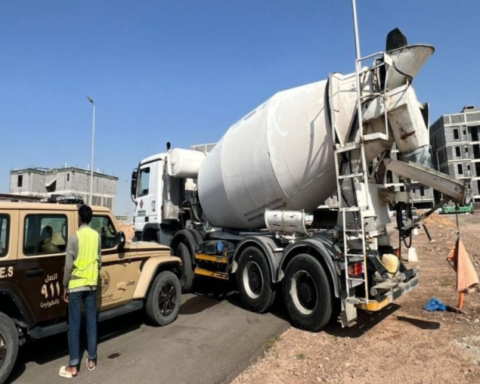 ضبط مقيم بالمدينة المنورة لتلويثه البيئة بمواد خرسانية