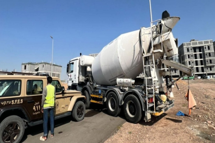 ضبط مقيم بالمدينة المنورة لتلويثه البيئة بمواد خرسانية