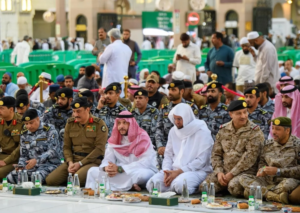 نائب أمير المدينة يشارك رجال الأمن إفطارهم بالمسجد النبوي