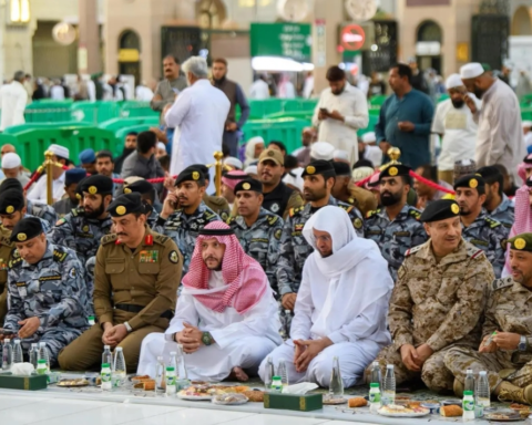 The Deputy Governor of Medina shares Iftar with security personnel at the Prophet's Mosque