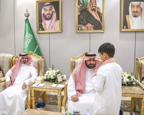 أمير جازان يشارك الأيتام وأبناء الشهداء إفطار رمضان السنوي