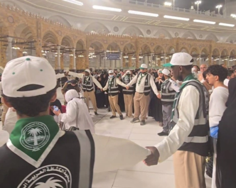 كشافة السعودية تنقذ معتمرة بطوق بشري في صحن المطاف بمكة