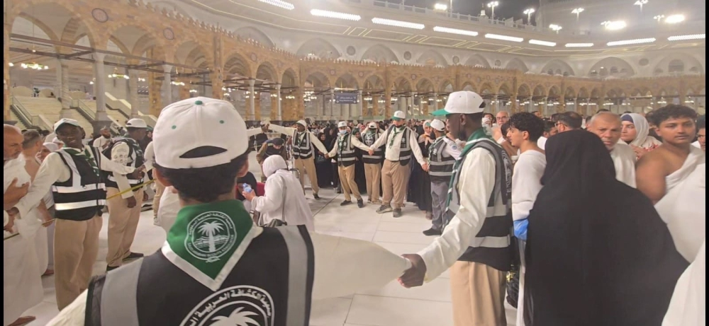 كشافة السعودية تنقذ معتمرة بطوق بشري في صحن المطاف بمكة