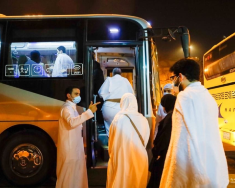 إيقاف 3 شركات عمرة | وزارة الحج تضمن حقوق المعتمرين