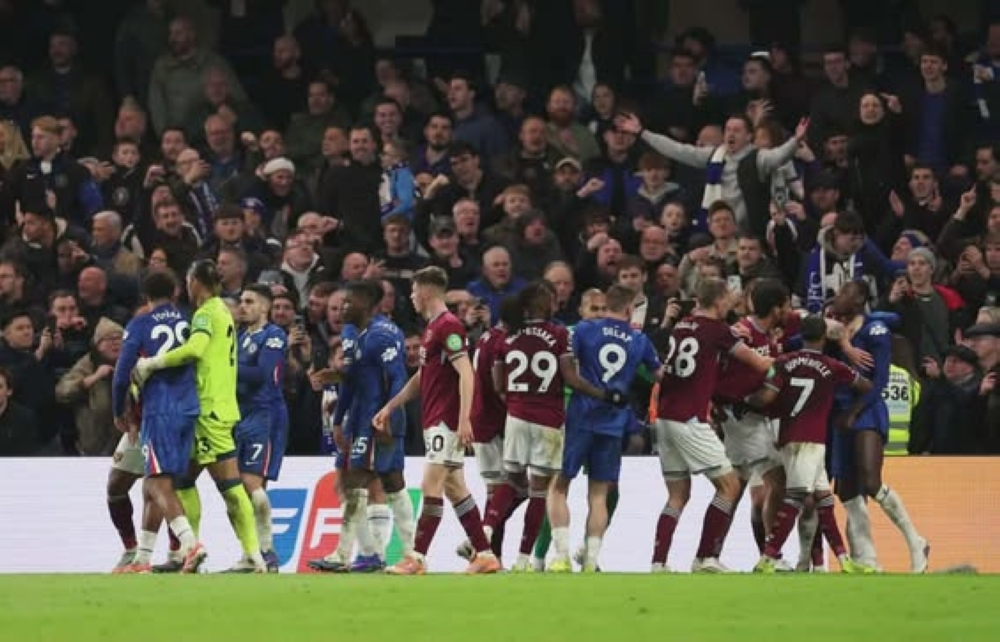 غرامات على تشيلسي ووست هام بعد شجار في الدوري الإنجليزي