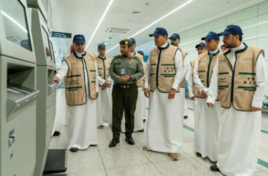 وزير النقل يتفقد مطار الملك خالد لضمان سلاسة السفر برمضان